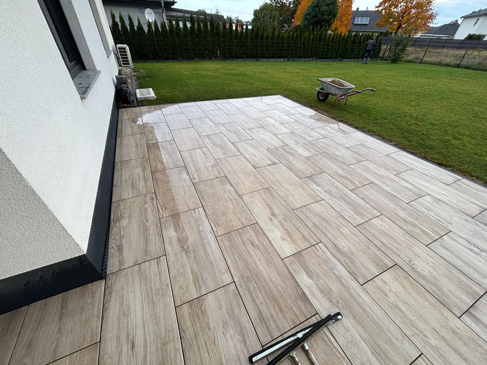 Referenz: Terrassenbau mit Holz und Stein