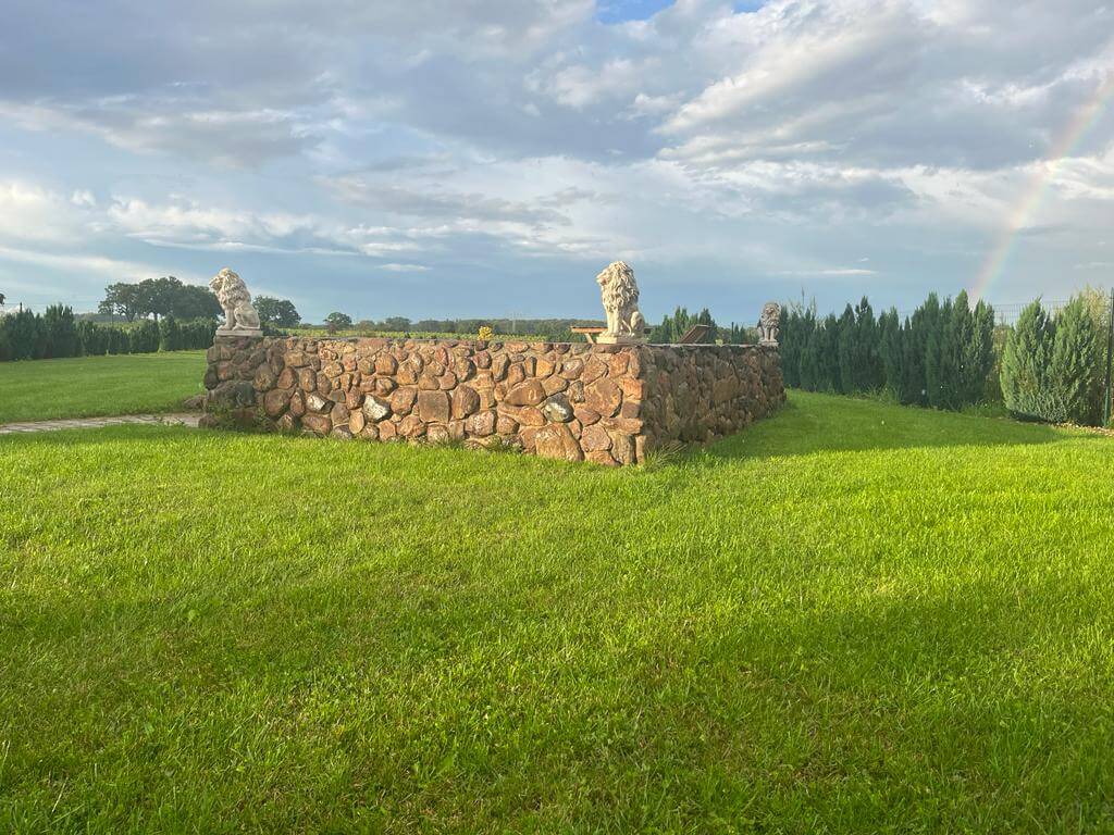 Natursteinmauer als Stützmauer im Garten in Beeskow